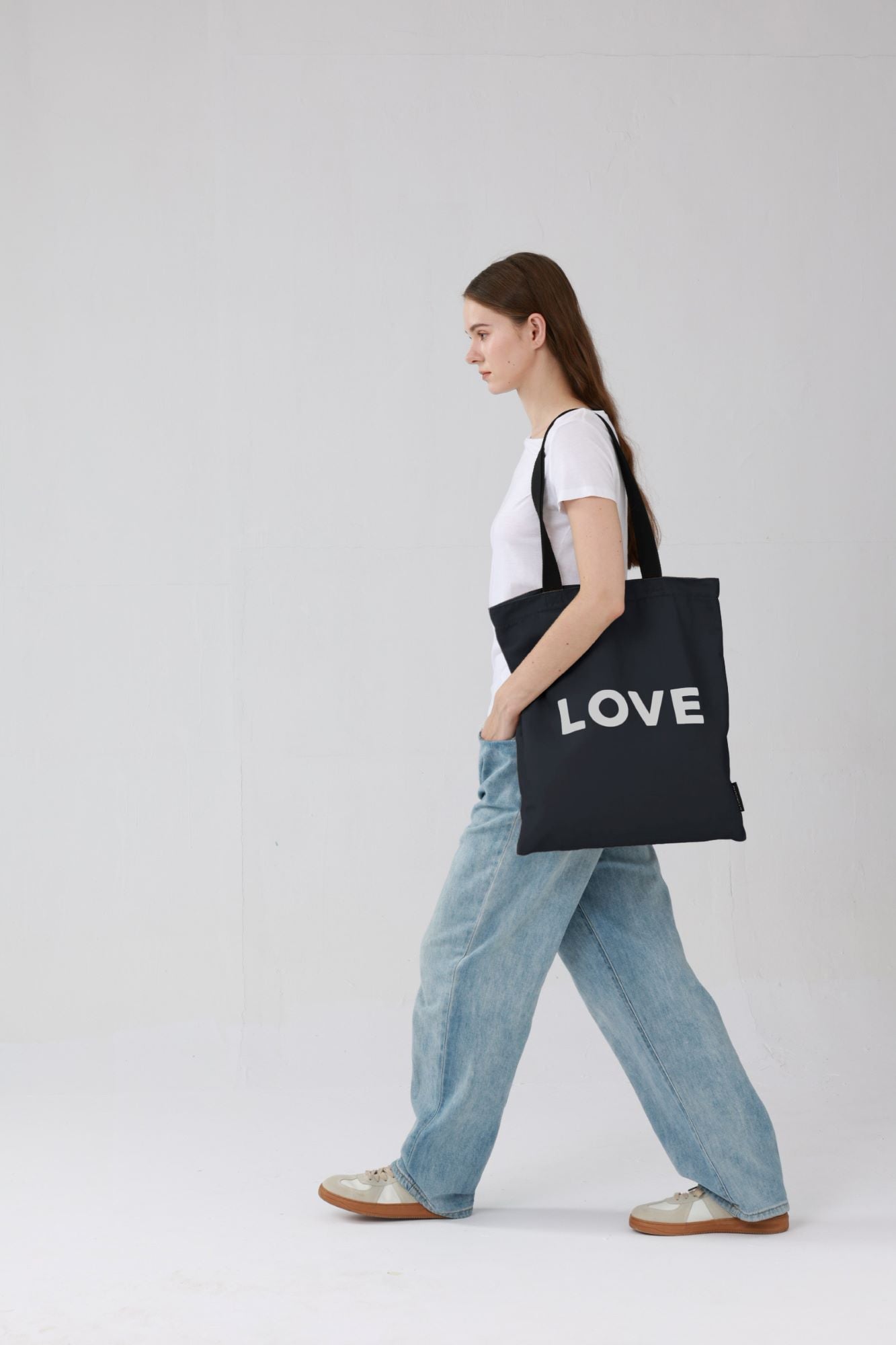 black_large_dopamine canvas_tote_bag_model